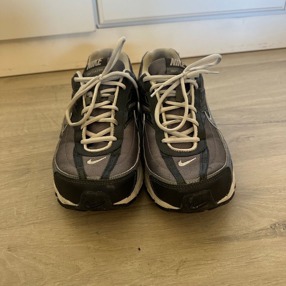 Nike Men's Black and Gray Athletic Shoes